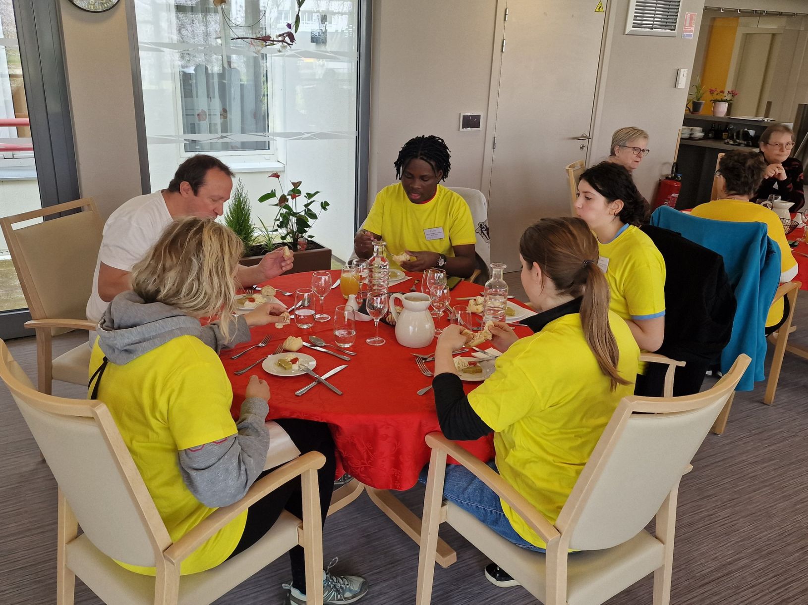 Salle de restauration de la maison de retraite La Roselière située en Alsace dans le Haut-Rhin à Kunheim