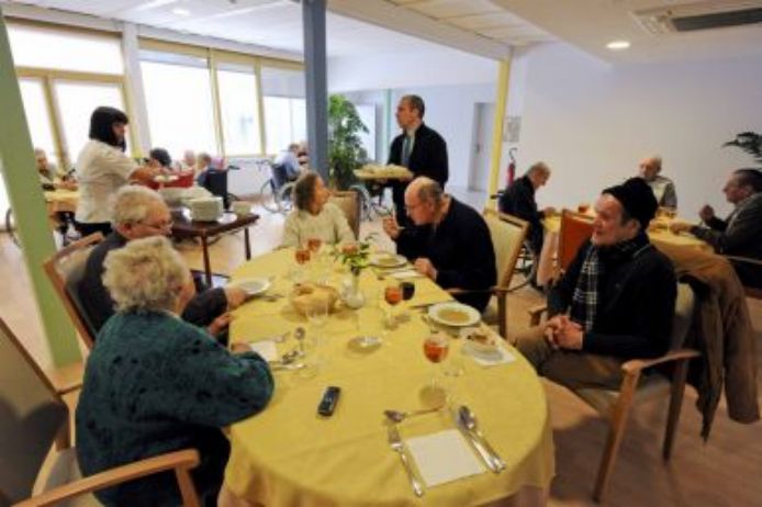 Salle de restauration de la maison de retraite La Roselière située en Alsace dans le Haut-Rhin à Kunheim